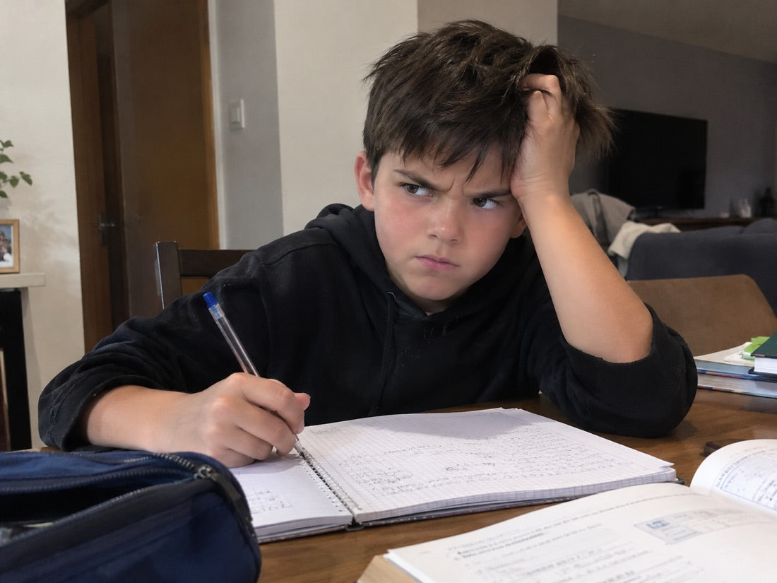 Antes: chico frustrado haciendo la tarea